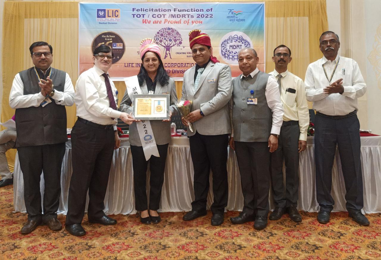 Honoring of MDRT 2022 at Nadiad Division by DM